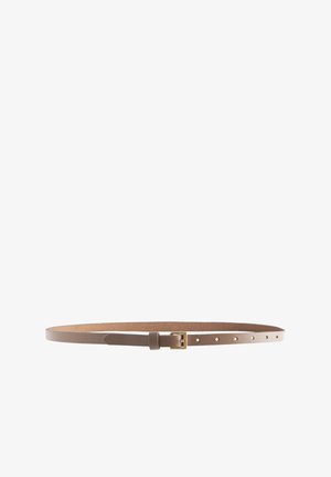 Ceinture fine en cuir marron avec une petite boucle rectangulaire dorée et plusieurs trous de réglage sur fond blanc.