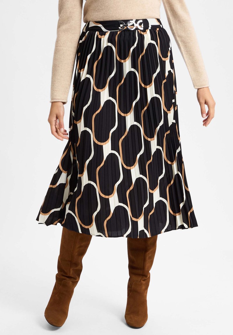 Plissierter Midirock mit einem abstrakten Muster in Schwarz, Creme und Orange, mit einem einfarbigen schwarzen Bund und einem metallischen Gürtelschnallen-Detail.