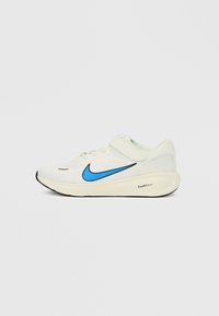 Fehér sportcipő kék Nike logóval, texturált felsőrésszel, fűzőkkel és "ComfiRide" feliratú párnázott talppal.