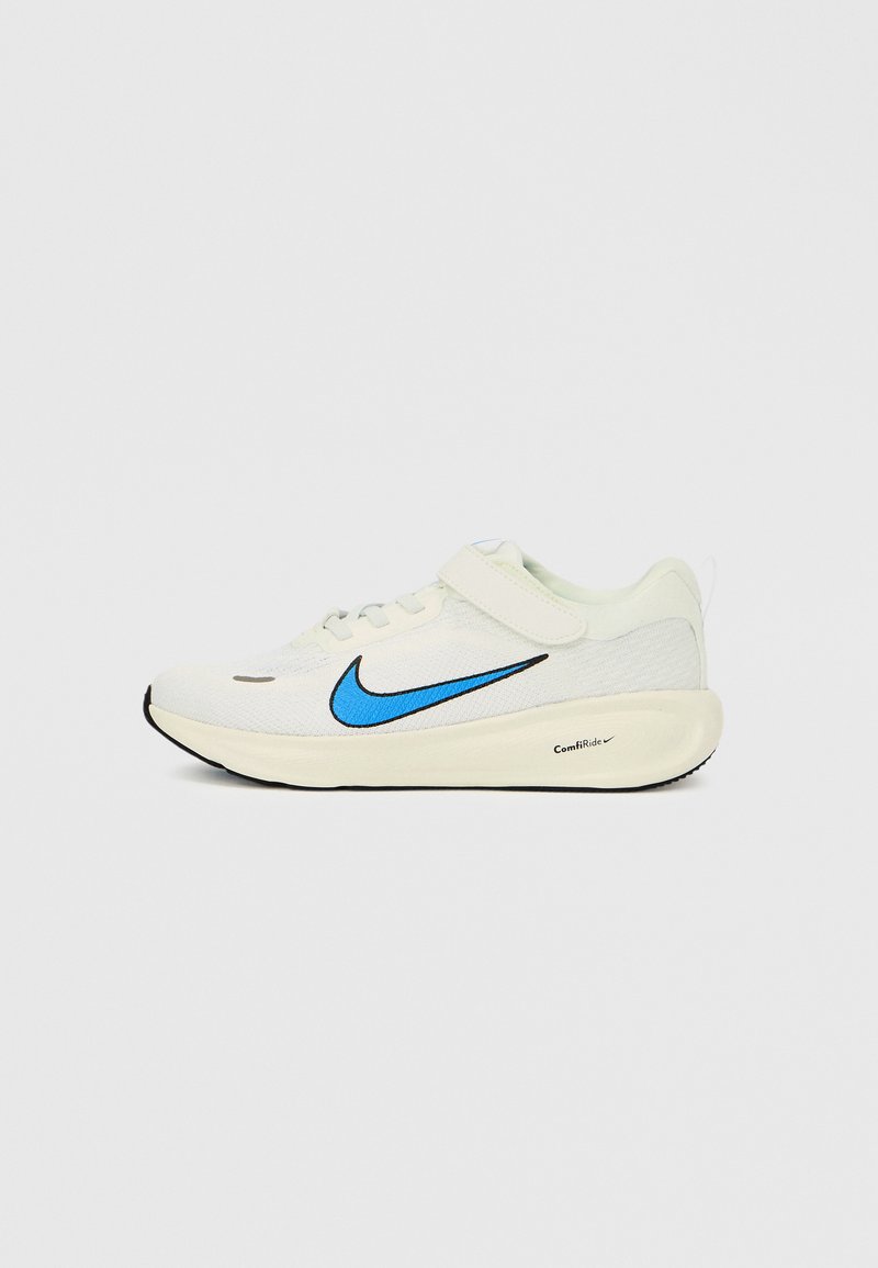 Fehér sportcipő kék Nike logóval, texturált felsőrésszel, fűzőkkel és "ComfiRide" feliratú párnázott talppal.