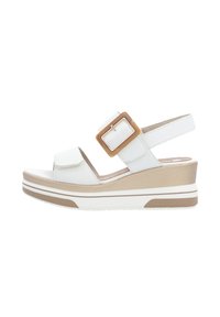 Sandales à plateforme blanches avec une semelle texturée couleur beige, dotées d'une large bride sur l'avant du pied, d'une bride de cheville réglable et d'un grand détail de boucle marron.