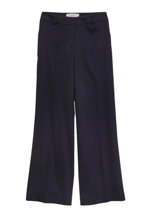 Schwarze, weit geschnittene Hosen mit Bügelfalten vorne, Gürtelschlaufen und verdecktem Frontverschluss, mit dem Etikett "COMMA", flach ausgelegt.