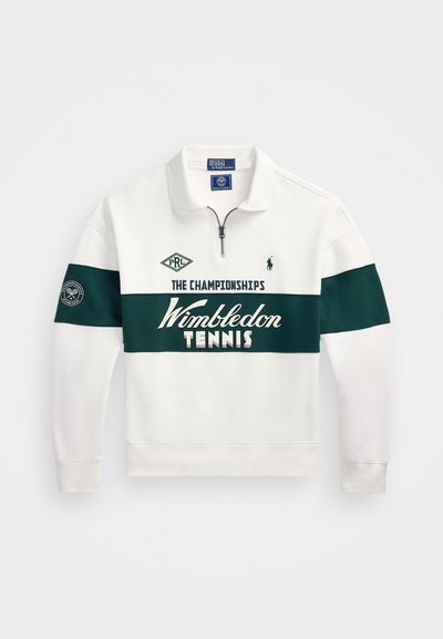 Sweatshirt branco com um painel verde com o texto "Wimbledon TENNIS", gola de fecho, mangas longas e detalhes de logo bordados.