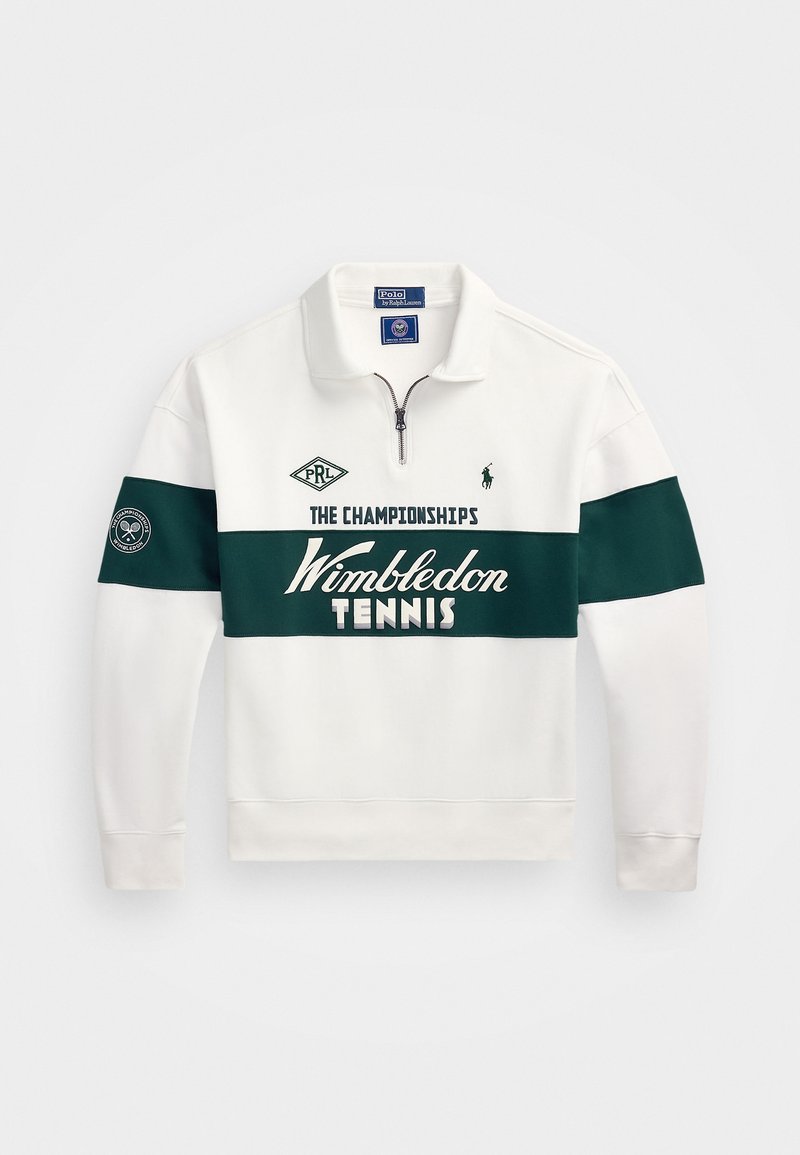 Bílý svetr s zeleným panelem, na kterém je nápis "Wimbledon TENNIS", s krátkým zipem, dlouhými rukávy a vyšívanými logy.
