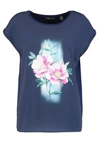 Marinblå kortärmad topp med en blommig grafisk design av rosa blommor och gröna blad mot en ljusare bakgrund. Mjuk tyg.