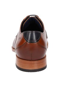 Chaussure en cuir marron avec un accent en cuir bleu marine au niveau du talon, présentant une forme arrondie et une semelle à texture bois.