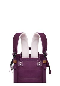 Marsupio per bambini in tessuto viola con spallacci imbottiti, interno bianco, fibbie regolabili e una tasca con zip sul davanti per riporre gli oggetti.