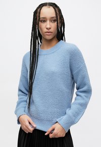 Hele sinine kootud kampsun tekstuurse mustriga, ümara kaelusega ja soonikkoes varrukaservadega. Alumises servas on kootud detail.