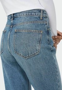 Lichtblauwe hooggeplaatste jeans met een losse pasvorm, voorzien van een klassiek vijf-pocket ontwerp en contrasterende stiksels.