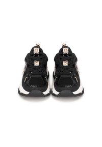 Schwarze Sneaker mit Obermaterial aus Mesh und synthetischem Leder, weißer Zwischensohle, Schnürdesign und gepunkteten Akzenten an Zunge und Ferse.