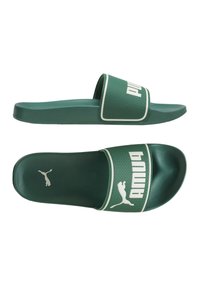 Sandales vertes en plastique avec une sangle texturée, ornées d'un logo et d'accents blancs. Semelle intérieure lisse avec une forme profilée pour le confort.