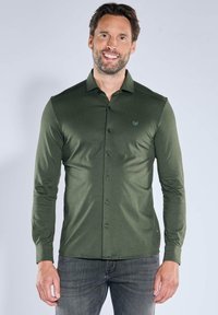 Langärmeliges, olivgrünes Hemd aus glattem Stoff mit Button-Down-Kragen, durchgehender Knopfleiste und einem dezenten Logo auf der Brust.