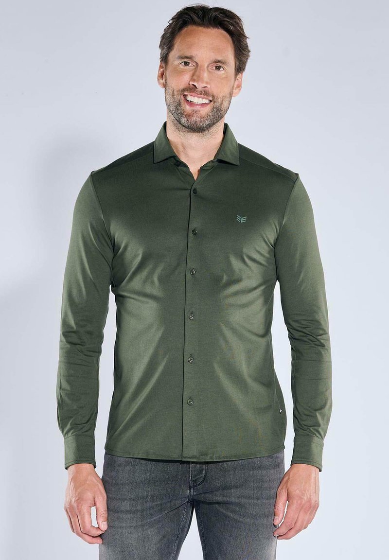 Langärmeliges, olivgrünes Hemd aus glattem Stoff mit Button-Down-Kragen, durchgehender Knopfleiste und einem dezenten Logo auf der Brust.