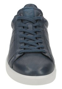 Sneaker in pelle blu con punta rotonda, design con lacci, suola piatta in gomma bianca e cuciture tonali; presenta una tomaia testurizzata e un colletto imbottito.