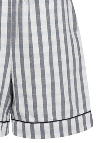 Stribede shorts med en hvid og marineblå farveskema, lavet af et let materiale, med en foldet kant og sidelommer.