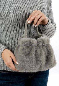 Borsa in pelliccia sintetica grigia con design arricciato, morbida al tatto e dotata di due manici grigi. Forma compatta, adatta per uscite informali.