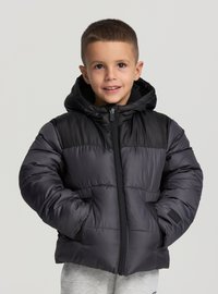 Czarna pikowana kurtka z kapturem, z zamkiem błyskawicznym z przodu, przeszywanymi wstawkami i bocznymi kieszeniami; gładka tekstura z kontrastującymi czarnymi panelami.