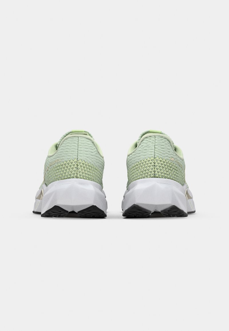 Baskets de sport en maille vertes avec un arrière texturé, accents blancs et vert clair, et une semelle en caoutchouc dotée d'un motif de traction multidirectionnel.