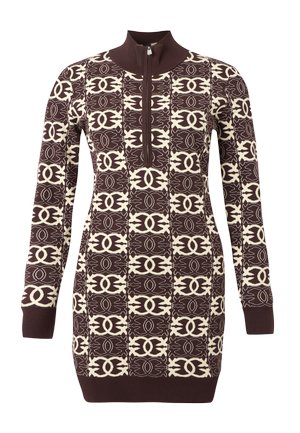 Femme portant une mini-robe à manches longues marron et beige à motifs, avec un col montant et des sandales à talons noires à bouts ouverts.