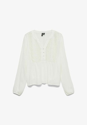 Blouse blanche à manches longues avec détails en dentelle sur la poitrine, petits boutons en tissu et encolure arrondie avec une courte patte de boutonnage.