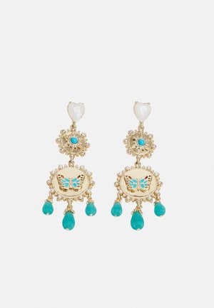 Boucles d'oreilles pendantes en ton or avec des têtes en forme de cœur, des pierres turquoise, des motifs papillon, de petites perles, et trois breloques en forme de goutte turquoise chacune.