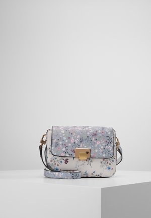 Kleine rechteckige Umhängetasche mit grau-weißem Blumenmuster, goldfarbenem quadratischem Verschluss und passendem Blumenriemen auf weißem Untergrund.