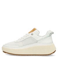 Białe sneakersy z teksturowaną siateczką na górze, grubą gumową podeszwą i żeberkowymi akcentami. Zawierają brązowy skórzany uchwyt na pięcie i metalowe oczka.