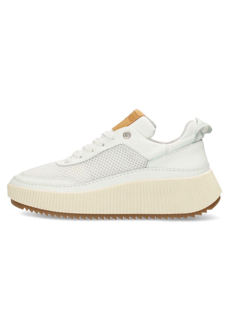 Białe sneakersy z teksturowaną siateczką na górze, grubą gumową podeszwą i żeberkowymi akcentami. Zawierają brązowy skórzany uchwyt na pięcie i metalowe oczka.