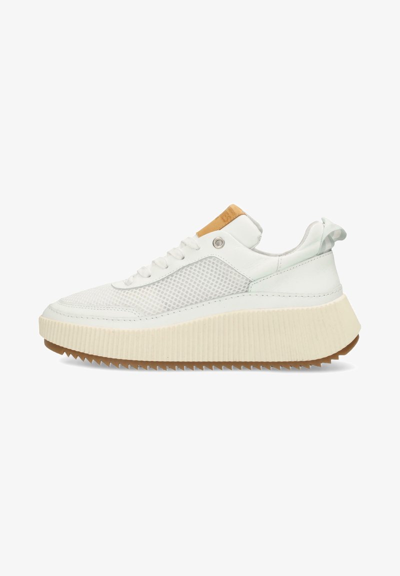 Białe sneakersy z teksturowaną siateczką na górze, grubą gumową podeszwą i żeberkowymi akcentami. Zawierają brązowy skórzany uchwyt na pięcie i metalowe oczka.
