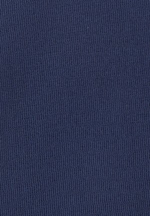 Tessuto rigato blu scuro con una consistenza morbida, caratterizzato da linee verticali e una finitura uniforme. Adatto per diverse applicazioni tessili.