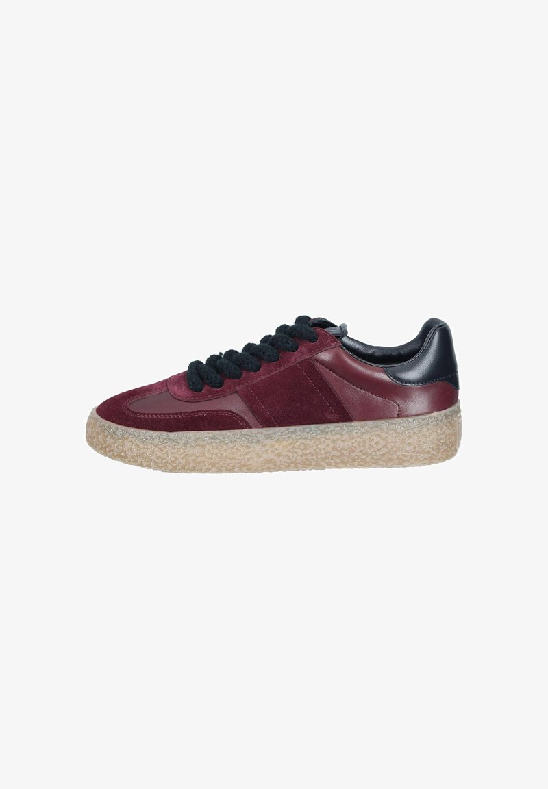 Bordeaux Sneaker aus Wildleder und Leder, mit schwarzen Schnürsenkeln und strukturiertem Gummisohle. Verfügt über einen glatten schwarzen Fersenakzent und ein abgerundetes Zehendesign.