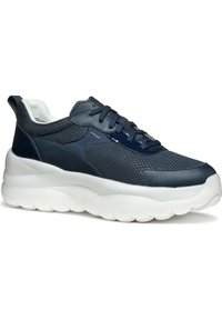 Sneaker blu navy realizzati in mesh e pelle sintetica, con una spessa suola bianca, punta rotonda e design con lacci.