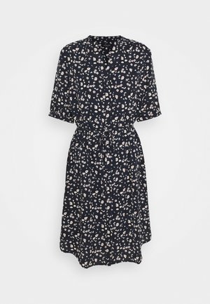 Marineblauwe bloemenjurk met korte mouwen, geplooide taille en midi-lengte. Voorzien van kleine bloemenpatronen in het roze, wit en groen.