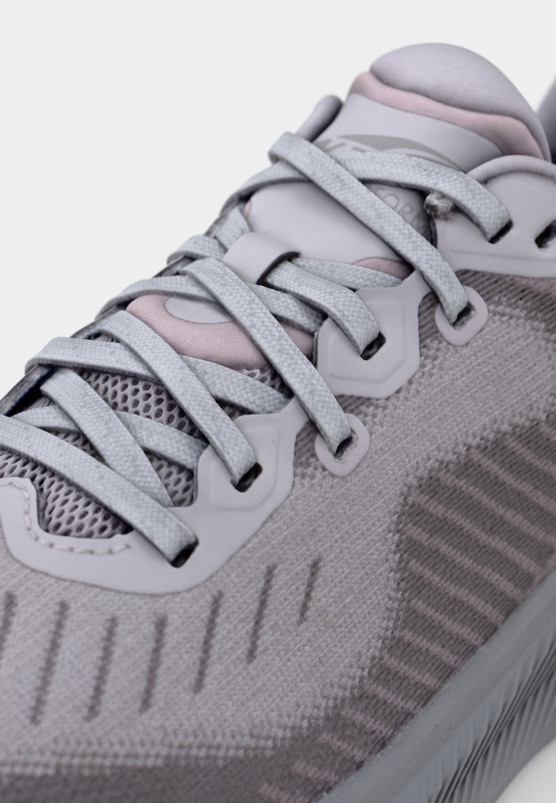 Szare buty sportowe z teksturowaną siateczką. Ozdobione jasnoróżowymi akcentami i szarymi sznurówkami. Podwójna warstwa amortyzacji z wzorzystą podeszwą.