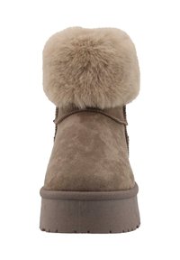 Bottines en daim brown avec un col en fourrure duveteuse, semelle en caoutchouc texturée et détails cousus sur les côtés.