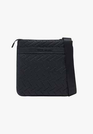 Czarna torebka na ramię z ukośnym wzorem logo Armani Exchange, zamkiem błyskawicznym i regulowanym szerokim paskiem materiałowym.