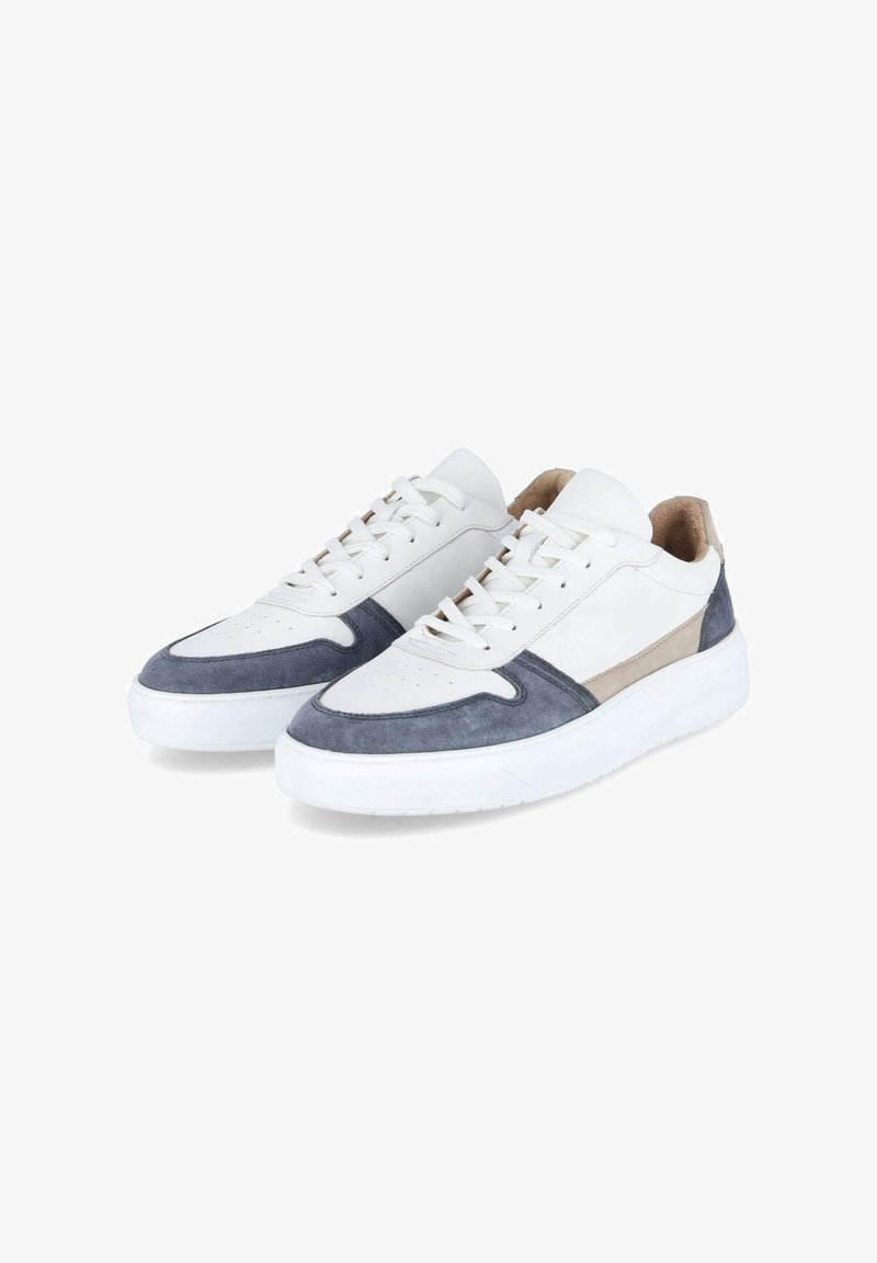 Skórzane i zamszowe sneakersy z białą bazą, ciemnoniebieskimi akcentami i jasnoszarym paskiem. Charakteryzują się płaską, teksturowaną białą podeszwą i sznurowadłami.