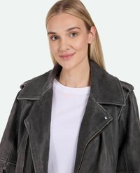 Hallis halli mootorrattajope lai krae, lukuga ja topeltõmblustega detailid, kantud valge T-särgi peal.
