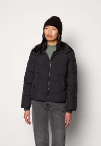 Pieces PCJAMILLA SHORT PUFFER JACKET - Jachetă de iarnă - black