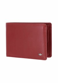 Portefeuille bifold en cuir rouge avec petit emblème argenté dans le coin inférieur droit, coutures visibles le long des bords, fond uni.