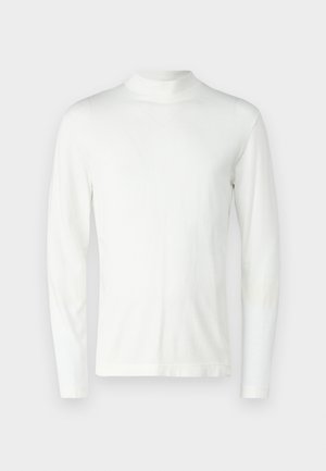 Camisa de cuello alto blanca de manga larga, hecha de una tela suave. Presenta un diseño ajustado y hombros sin costuras, con una textura suave.