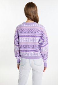 Maglione lavorato a maglia in tonalità lavanda, caratterizzato da motivi geometrici e una vestibilità rilassata. Polsini e orlo a coste con spalle leggermente scese.