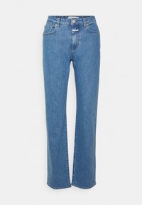 Jeans de denim azul claro con cintura alta, diseño de pierna recta y costuras discretas. Cuenta con un cierre de botón en la parte delantera y cinco bolsillos.