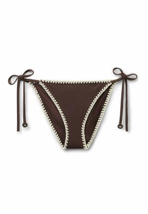 Slip bikini marrone testurizzato con bordo smerlato crema e lacci laterali su sfondo bianco.