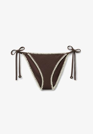 Parte inferior de bikini marrón texturizado con ribete en crema con borde festoneado y lazos en los laterales sobre fondo blanco.