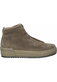 Bottine en daim marron avec semelle en caoutchouc beige et doublure intérieure, présentée en profil sur fond blanc.