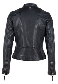 Giacca in pelle nera con design aderente, cuciture evidenti, polsini con cerniera e colletto alto. Texture liscia e forma sagomata.