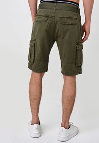 Shorts cargo vert olive en coton, dotés de deux poches latérales, deux poches arrière et d'une ceinture noire en contraste.