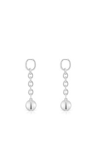 Pendientes de aro de plata con acentos de cadena enlazada y pendientes esféricos. Textura suave con un acabado pulido, que exhibe un diseño moderno.