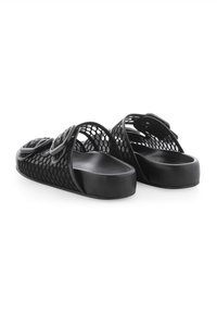 Schwarze Rutschen Sandalen aus Netzmaterial mit strukturiertem Design, ausgestattet mit zwei verstellbaren Riemen und einer dicken Plattformsohle.